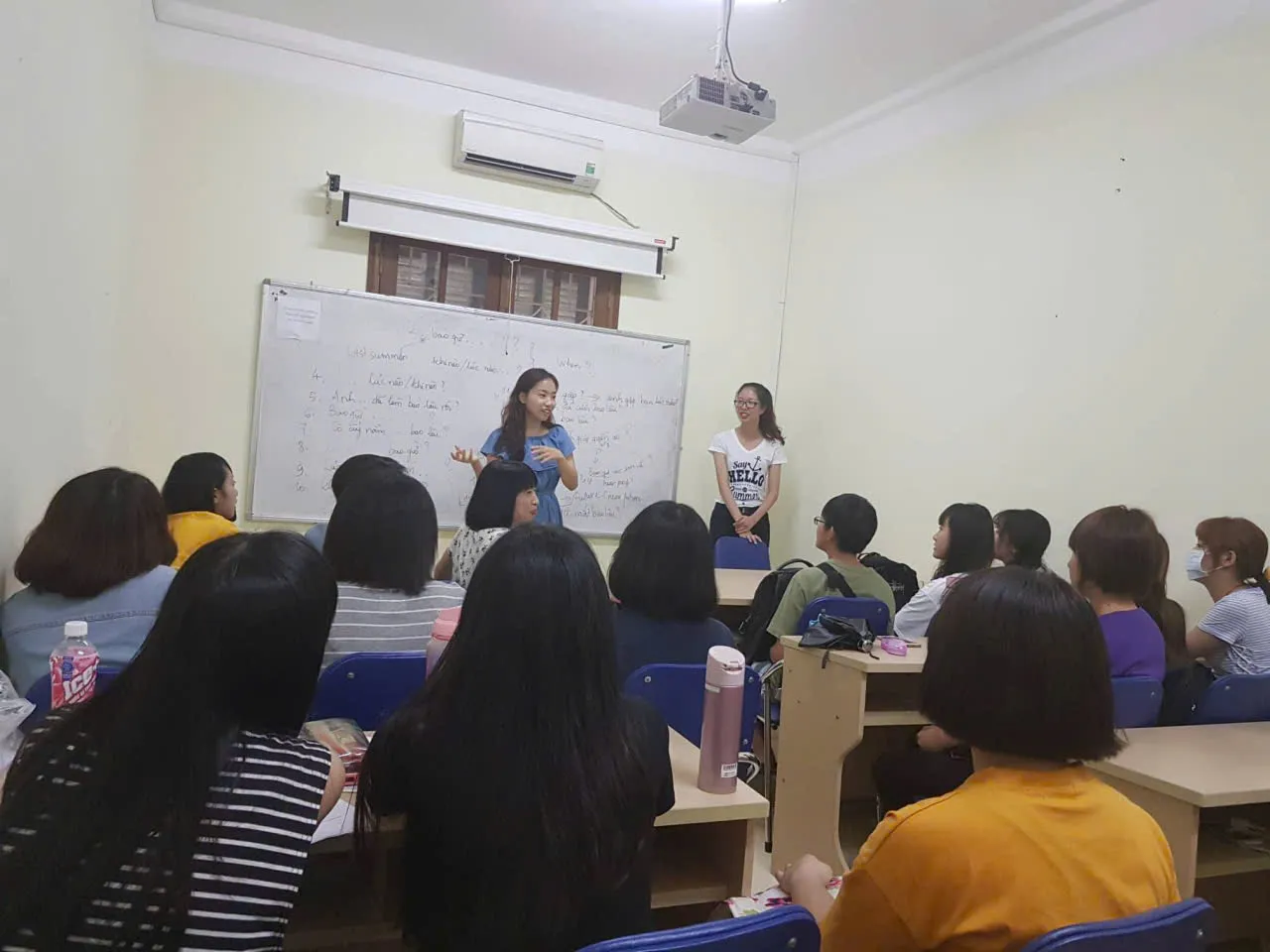 Hà đứng lớp dạy tiếng Việt